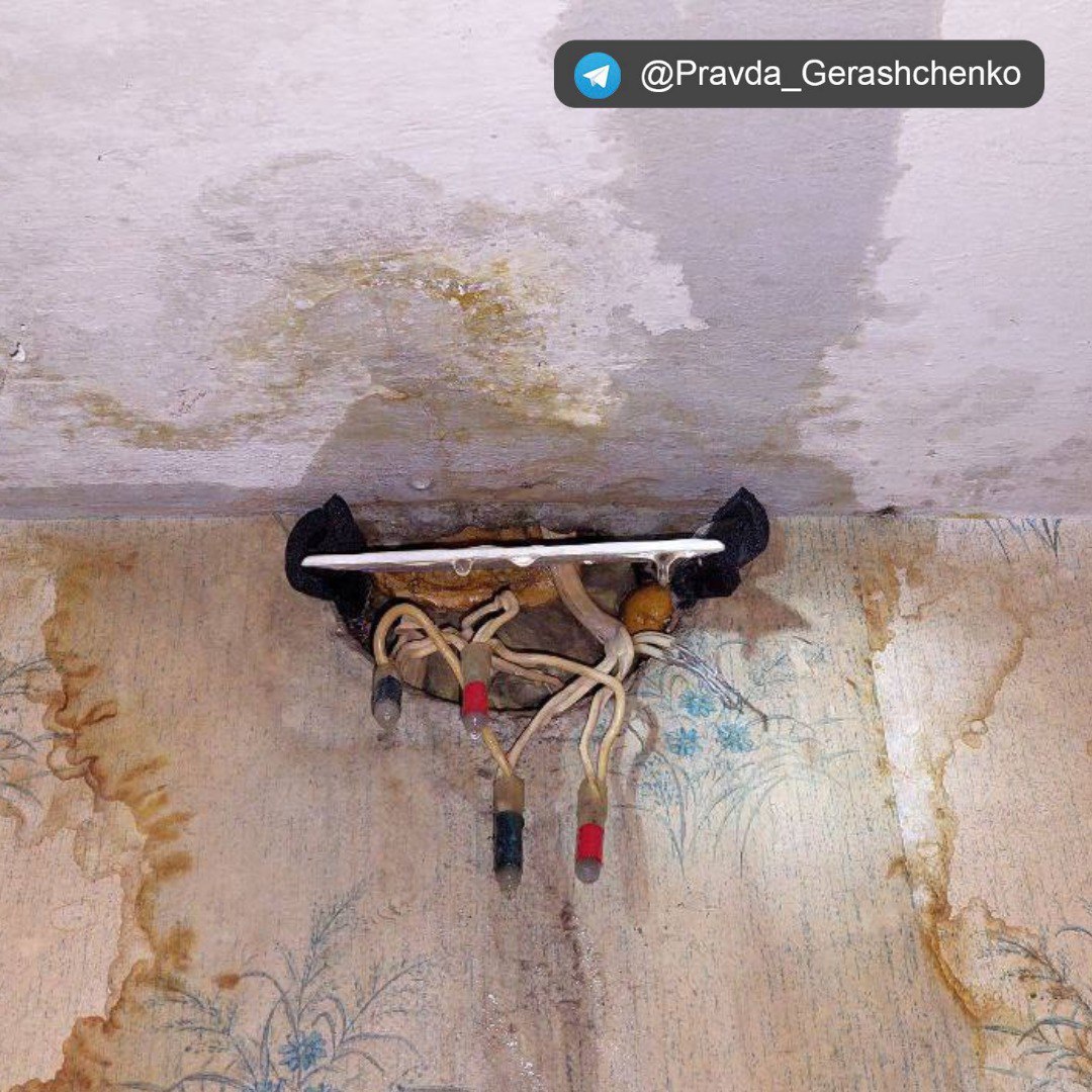 Град в окна, речки по пояс: как выглядит оккупированный Мариуполь после дождя